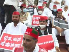 यूपी विधानसभा सत्र: 'आईना' लेकर पहुंचे समाजवादी पार्टी के विधायक, विधान भवन के बाहर किया प्रदर्शन