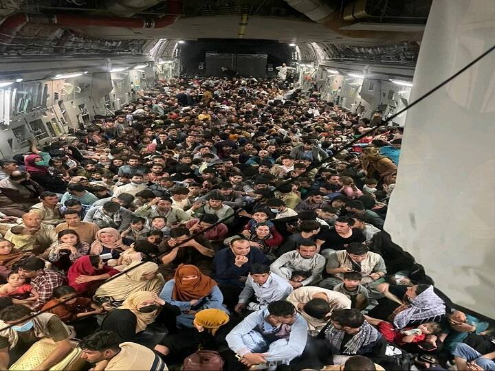 Inside Images 871 US C-17 Packed 640 Afghans Escape Taliban Air Force evacuation flight Kabul to Qatar Afghanistan viral video US Plane Inside Pics: உயிரை பணயம் வைத்து நாட்டைவிட்டு வெளியேறும் ஆப்கான் மக்கள் - வைரல் புகைப்படம்