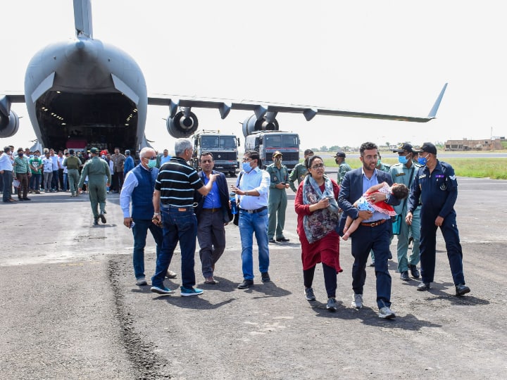 Afghanistan News: अफगानिस्तान से नागरिकों की हो रही वतन वापसी, भारत दो अफगान सांसदों समेत 392 लोगों को वापस लाया taliban news India brought back 392 people including two Afghan from Afghanistan Afghanistan News: अफगानिस्तान से नागरिकों की हो रही वतन वापसी, भारत दो अफगान सांसदों समेत 392 लोगों को वापस लाया