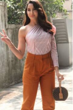 हजारों नहीं लाखों का हैंडबैग लेकर चलती हैं Nora Fatehi , कुछ की कीमत तो तीन लाख से भी है ज्यादा, देखें तस्वीरें