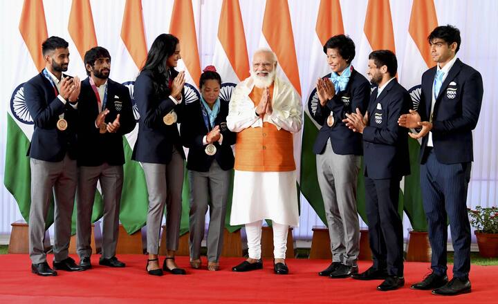 त्यानंतर पंतप्रधानांनी त्यांच्या निवासस्थानी खेळाडूंची भेट घेतली आणि एकत्र नाश्ता केला. (pti gallery)