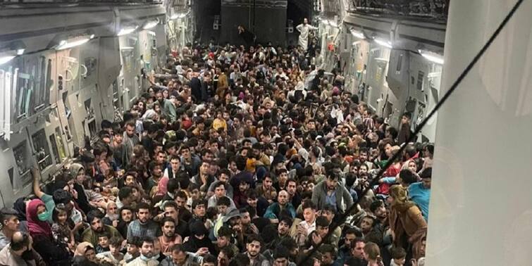 Afghanistan News Stunning visuals show Afghans inside US plane IAF flight takes off from Kabul US Plane Inside Pics : আমেরিকার বিমানে ঠাসাঠাসি করেই রওনা আফগানদের, কাবুল থেকে ১২০ ভারতীয়র উড়ান