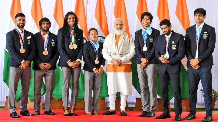 టోక్యోలో దేశం తరపున ప్రాతినిథ్యం వహించిన అథ్లెట్లకు ప్రధాని తన అధికారిక నివాసంలో అల్పాహార విందు ఏర్పాటు చేశారు.