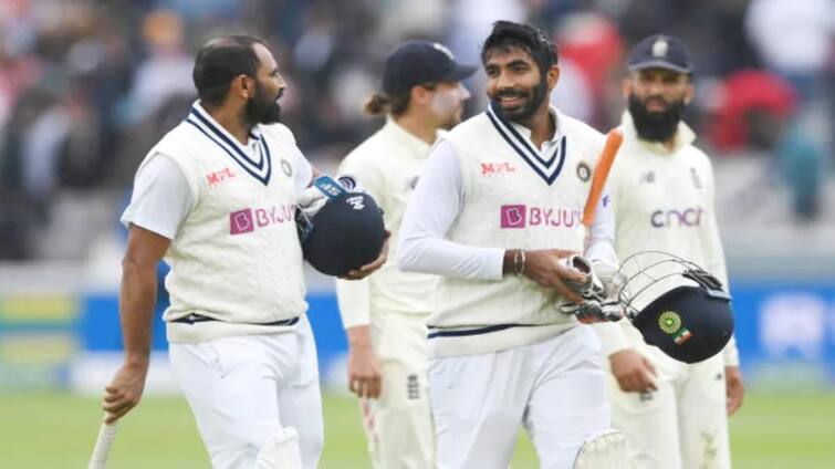 ind vs eng: team india welcomes to jasprit bumrah and mohammed shami in dressing room ઇંગ્લિશ બૉલરોને હંફાવનારા શમી-બુમરાહનું ડ્રેસિંગ રૂમમાં થયુ જોરદાર સ્વાગત, તાળીઓ સાથે આખી ટીમે કર્યુ આ રીતે સ્વાગત, Video