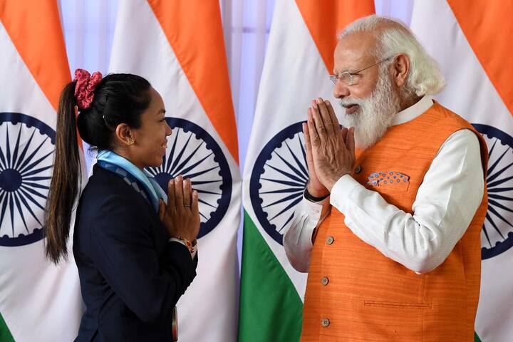 మీరాబాయి చానుకు అభినందనలు తెలుపుతున్న మోదీ
