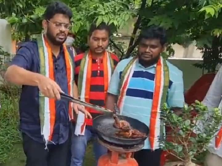 AndhraPradesh Congress workers fry what they call a ‘Twitter bird’ as a protest ட்விட்டர்-காங்கிரஸ் மோதலில் உச்சகட்டம்: ட்விட்டர் குருவியை எண்ணெயில் பொரித்து பார்சல் அனுப்பிய காங்கிரசார்!