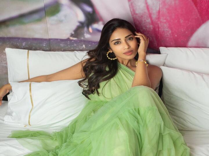 சரியா நடந்தாலும் தானாவே சறுக்குறேன் என்னடி என்ன பண்ண