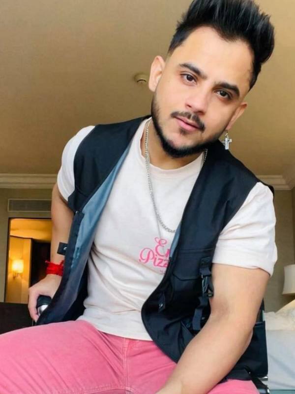 सिंगर मिलिंद गाबा को भी प्रति सप्ताह 1.75 लाख रुपए मिल रहे हैं.