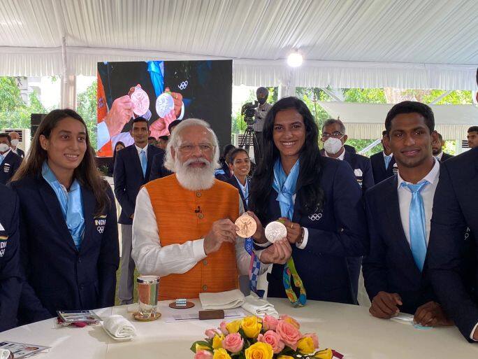 రెండు ఒలింపిక్స్ పతకాలు నెగ్గిన తొలి భారత మహిళా అథ్లెట్గా నిలిచిన సింధూనూ ప్రత్యేకంగా అభినందించారు.