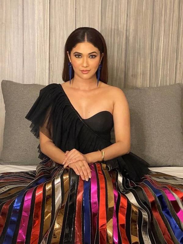 बिग बॉस ओटीटी की सबसे महंगी कंटेस्टेंट रिद्धिमा पंडित हैं. वह 5 लाख प्रति सप्ताह फीस ले रही हैं.