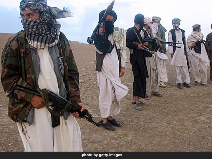 अशरफ घणी यांच्याकडे आता काहीच पर्याय नसून त्यांनीही आपली सत्ता सोडण्याची तयारी सुरु केली आहे. त्यामुळे लवकरच तालिबानच्या नेतृत्वाखाली अफगाणिस्तामध्ये सरकार अस्तित्वात येणार असल्याचं स्पष्ट झालं आहे. (photo by getty images)