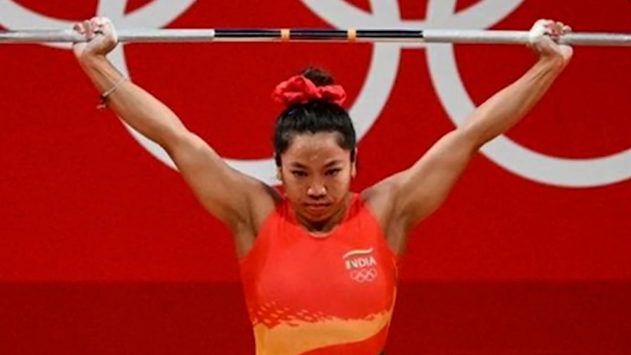 Saikhom Mirabai Chanu's Mother In Tears As Daughter Sports 'Good Luck'  Earrings She Gifted In Tokyo Olympics 2020 | 🏆 LatestLY