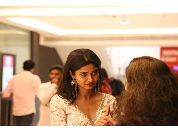 இதை பார்த்த ரசிகர்கள் கீர்த்தி பாண்டியன் ஹிந்தி நடிகைகளுக்கு கடும் போட்டி தரும் வகையில் இருப்பதாக கமெண்டில் கூறி வருகின்றனர்