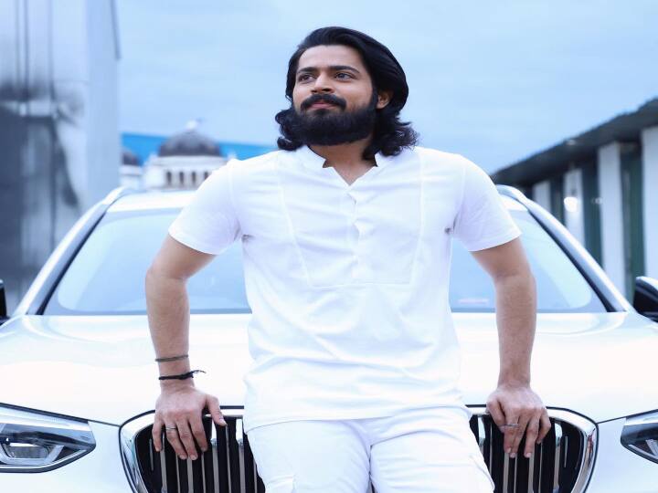 நாளும் கரையோடும் அலையோடும் உறவாடும் கிளிஞ்சல்போல், என் நெஞ்சம் நிலையின்றியா