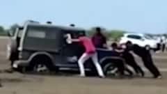 સુરતના ડુમસ દરિયા કિનારે ભરતી આવતા સહેલાણીઓની કાર ફસાઈ, જુઓ વિડીયો