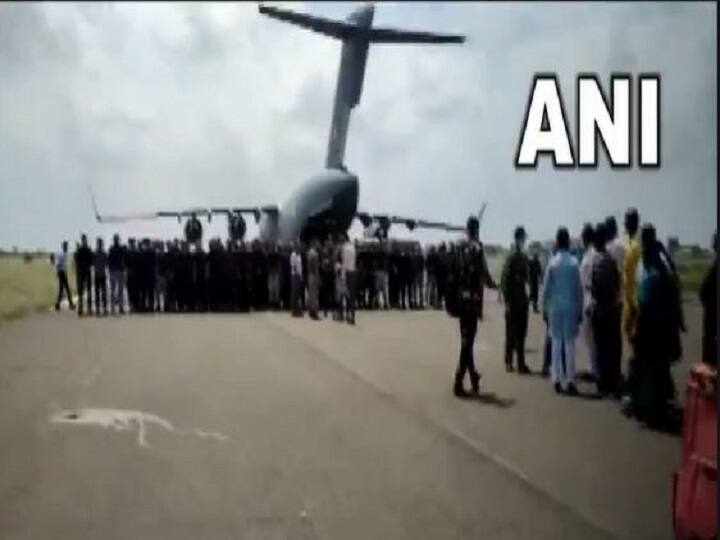 IAF C17 aircraft carrying Indians lands in Gujarat Jamnagar from Kabul in Afghanistan काबुल से 150 भारतीय स्वदेश लौटे, गुजरात के जामनगर में लगे 'भारत माता की जय' के नारे