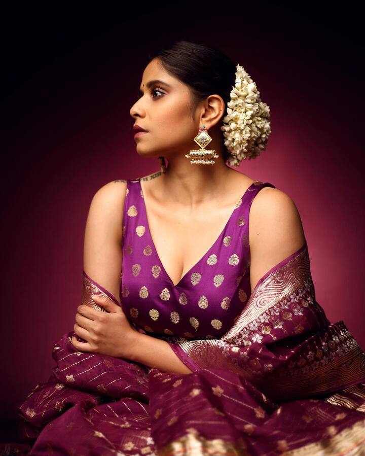 काही दिवसांपूर्वीच सईनं एक क्लासी फोटोशूट केलं आहे. (PHOTO : @saietamhankar/Instagram)