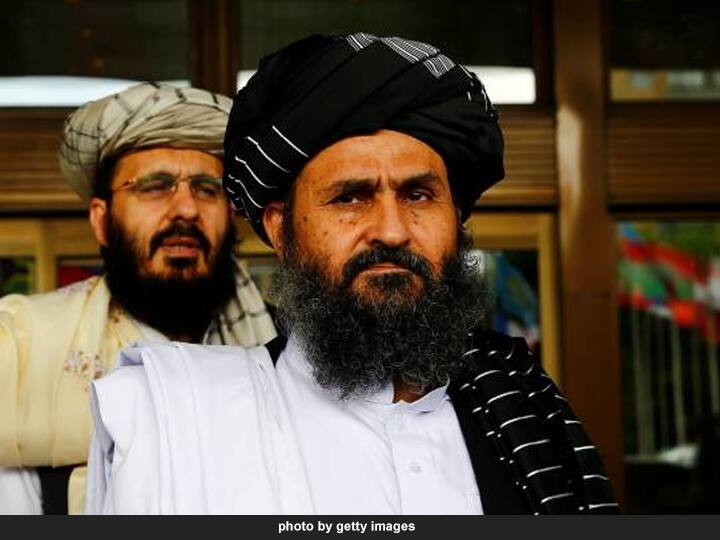 अफगाणिस्तानमध्ये 1994 साली ज्या चार लोकांनी तालिबानची स्थापना केली त्यापैकी एक नाव म्हणजे मुल्ला अब्दुल गनी बरादर. तो सध्या तालिबानच्या राजकीय कार्यालयाचा प्रमुख आहे.(photo by getty images)
