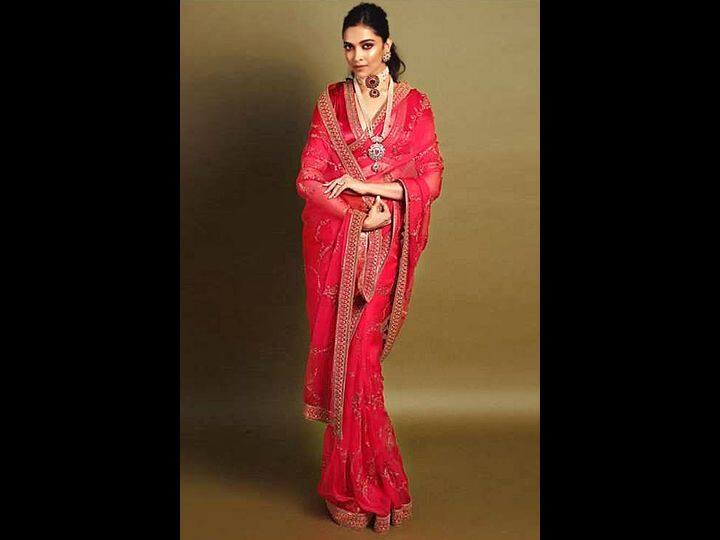 दीपिका के पास साड़ियों का जबरदस्त कलेक्शन है. उनके इस कलेक्शन की एक खास बात यह है कि वो सभी एक ही डिजाइनर की हैं. जानना चाहेंगे आखिर कौन है वो फैशन डिजाइनर, जिनके डिजाइन ने खुद दीपिका को अपना फैन बना लिया है.