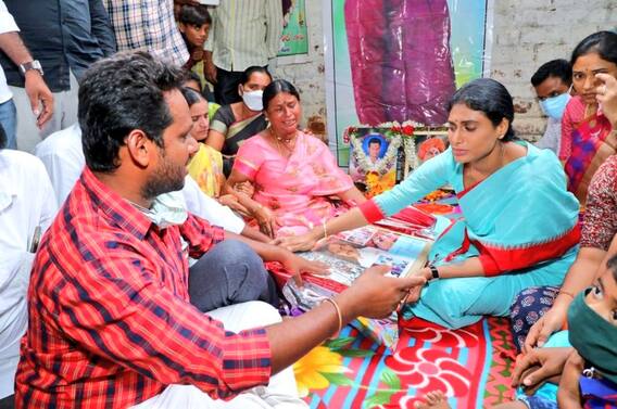 YS Sharmila: ఇంటికో ఉద్యోగం ఇస్తానని చెప్పిన మోసగాడు కేసీఆర్ YS Sharmila: ఇంటికో ఉద్యోగం ఇస్తానని చెప్పిన మోసగాడు కేసీఆర్