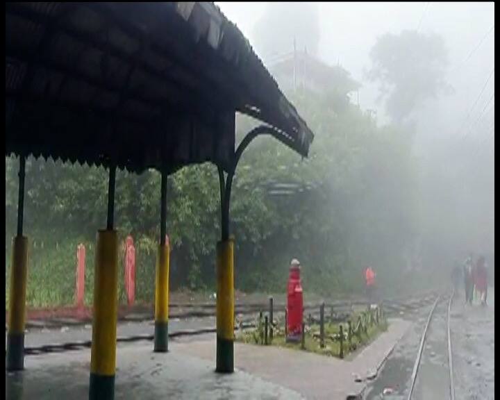 পর্যটকদের জন্য সোমবার থেকে পরিষেবা চালু করল দার্জিলিং হিমালয়ান রেলওয়ে।