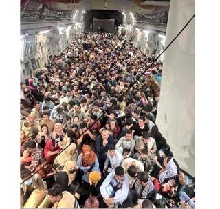US Plane Inside Pics: તાલિબાનથી જીવ બચાવવા લાચાર અફઘાન નાગરિકો ‘મુંબઈ લોકલ’ની જેમ ખીચોખીચ બેસી ગયા