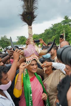 YS Sharmila: సీఎం కేసీఆర్ దొర.. గిరిజనులు నీకు బానిసలా.. గిరిజనులకు బంధువు కాదా?