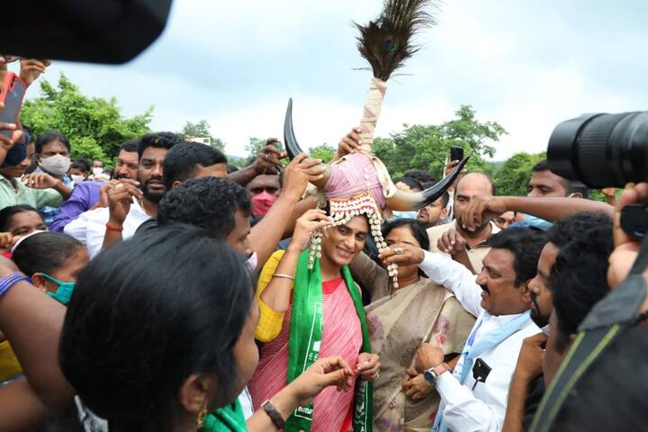 హుజూరాబాద్లో ఎన్నికలు వచ్చేసరికి కేసీఆర్ దళితులకు బంధువయ్యాడని, గిరిజనులకు బంధువు కాడా? అని షర్మిల ప్రశ్నించారు.