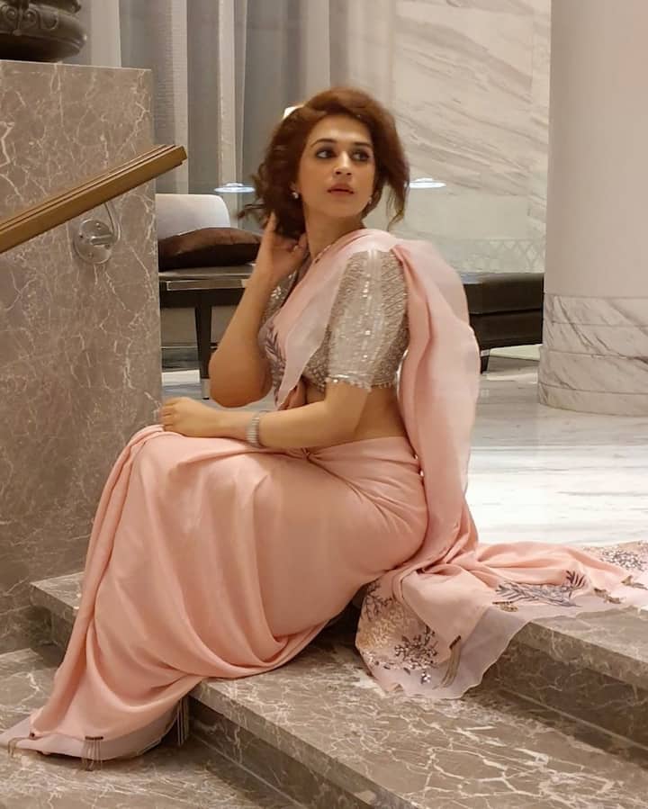 Shraddha Das Pics: చీరకట్టులో శ్రద్ధా దాస్.. ఎంత శ్రద్ధగా అందాలు ఆరబోస్తుందో చూడండి