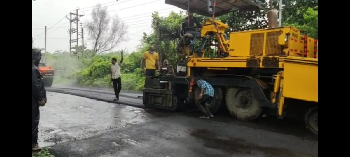 पालघरमध्ये मुख्यमंत्री येणार म्हणून  भर पावसात रस्त्याची डागडुजी