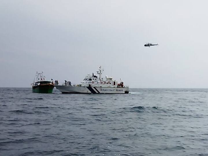 Cuddalore fishermen stranded in the middle of the sea near Nilangara with the help of a helicopter நீலாங்கரை அருகே நடுகடலில் சிக்கிய கடலூர் மீனவர்கள் ஹெலிக்காப்டர் உதவி உடன் மீட்பு...!