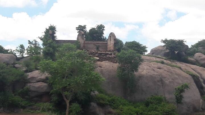 Treasure hunters are damaging the area at the Durgamalai Fort in Dharmapuri திப்புசுல்தானுக்கு பயந்து புதைக்கப்பட்ட தங்கம்- புதையலை தேடி துர்கமலையை சுற்றும் சமூகவிரோதிகள்...!