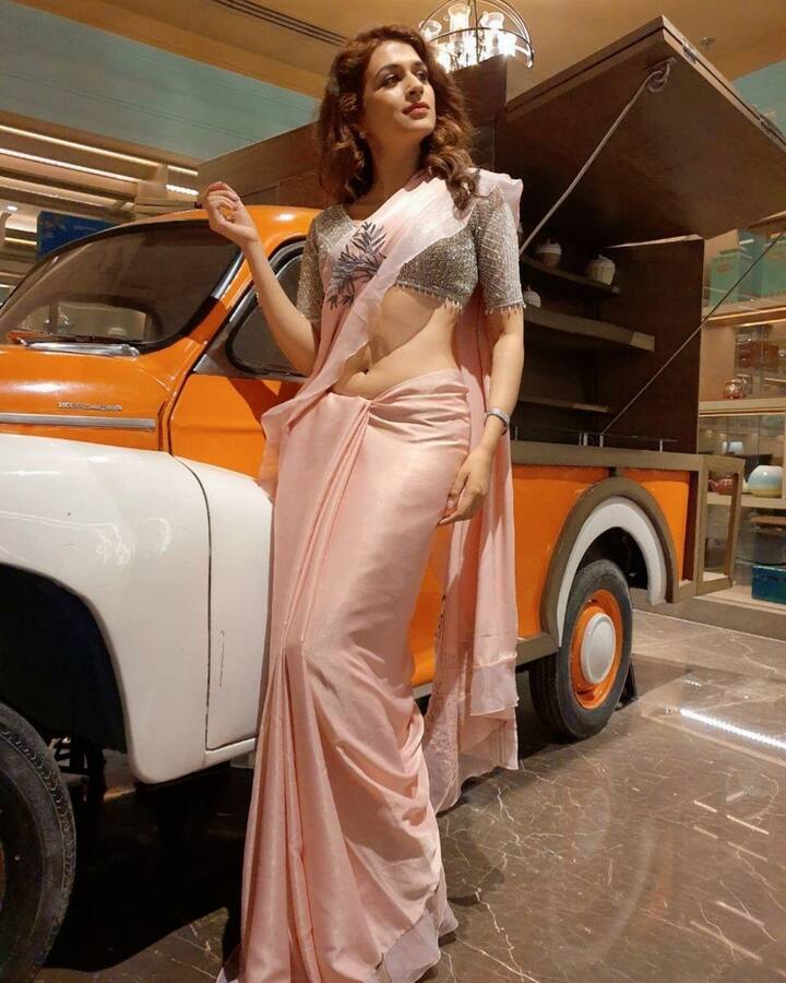 Shraddha Das Pics: చీరకట్టులో శ్రద్ధా దాస్.. ఎంత శ్రద్ధగా అందాలు ఆరబోస్తుందో చూడండి