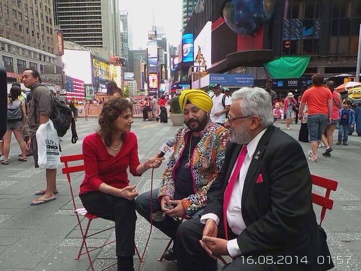 दलेर मोठे झाल्यानंतर प्रसिद्ध गायक परवेज मेहंदी यांच्या नावावरुन ‘सिंह’ च्या जागी ‘मेहंदी’ जोडलं आणि ते दलेर सिंहचे ‘दलेर मेहंदी’ झाले. (photo courtesy : @DalerMehndi facebook)