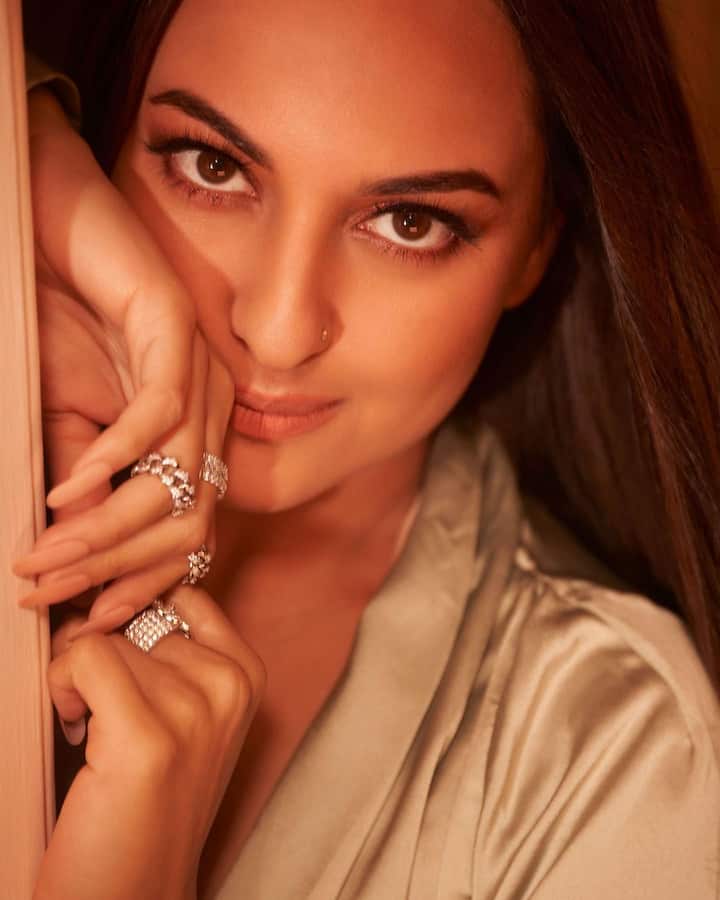अभिनेत्री सोनाक्षी सिन्हा सोनी टीवी के शो 'कौन बनेगा करोड़पति' में बतौर मेहमान पहुंची थी. जहां अमिताभ बच्चन ने उनसे सवाल किया कि हनुमान जी किसके लिए संजीवनी लाए थे. वो इसका सही जवाब नहीं दे पाई. जिसके बाद उन्हें काफी ट्रोल किया गया था. क्योंकि उनके घर का नाम रामायण है और उन्हें इतनी छोटी सी बात नहीं पता थी.