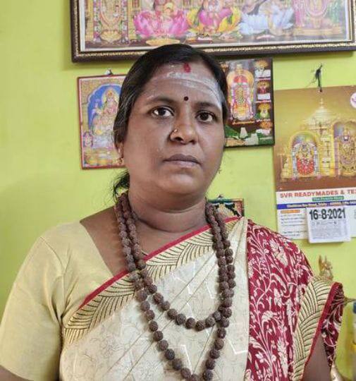 The first female reader in Tamil Nadu has requested the Chief Minister to give her a job again. கருணாநிதி நியமித்த முதல் பெண் ஓதுவார் அங்கயற்கண்ணி மீண்டும் பணிகேட்டு முதல்வருக்கு கோரிக்கை