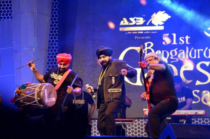 दलेर मेहंदी यांच्या नावाच्या मागे देखील एक मजेदार किस्सा आहे. त्यांच्या आईवडिलांनी त्यांचं नाव डाकू दलेर सिंहच्या नावावरुन ठेवलं होतं. (photo courtesy : @DalerMehndi facebook)