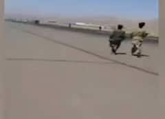 Afghanistan Crisis : विमानावरील 'त्या' लोकांचा पडून मृत्यू, काबूल विमानतळावरील थरकाप उडवणारी दृश्यं