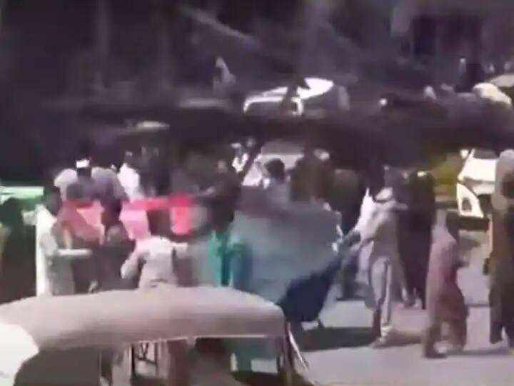 पूर्वी शहर जलालाबाद में बुधवार को विरोध प्रदर्शन कर रहे लोगों पर तालिबान की हिंसक कार्रवाई में कम से कम तीन व्यक्ति की मौत हो गई और छह अन्य लोग घायल हो गए. अफगानिस्तान के एक स्वास्थ्य अधिकारी ने यह जानकारी दी.