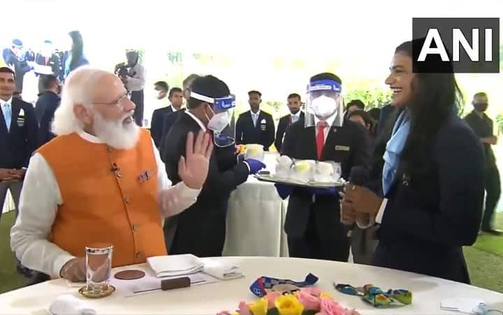 PM Modi Interaction with India's Tokyo Olympic Contingent, PM Offer icecream to PV Sindhu પ્રધાનમંત્રી નરેન્દ્ર મોદીએ પીવી સિંધુને ખવડાવ્યો આઇસક્રીમ, જુઓ વીડિયો