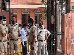 Varanasi News: सुप्रीम कोर्ट के सामने आत्मदाह करने के मामले में दो पुलिस कर्मियों पर गिरी गाज, हुए सस्पेंड