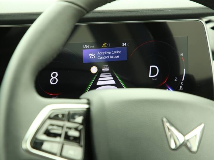 इसका स्टीयरिंग व्हील मोटा और बेहद आकर्षक नजर आता है. इसमें मौजूद महिंद्रा का नया लोगो इसे और शानदार बनाता है. इसके कंट्रोल्स को भी पियानो ब्लैक कलर में रखा गया है. Mahindra XUV700 में सिर्फ ड्राईवर सीट को इलेक्ट्रिकली एडजस्ट किया जा सकता है और इसके बटन डोर पैनल पर ही मौजूद हैं.