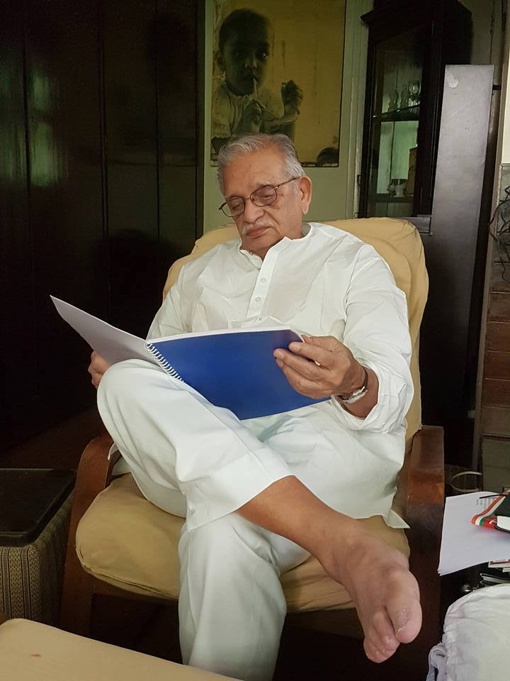 गुलजार केवळ उत्तम गीतकारच नाही, तर उत्तम संवाद आणि पटकथा लेखकही आहेत. तसेच ते उत्तम दिग्दर्शकही आहे. (PHOTO : @gulzaronline/Facebook)