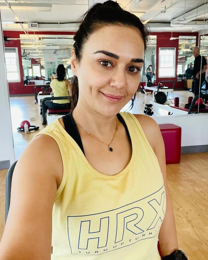 प्रीति जिंटा ने एक बार पूर्व सीएम पृथ्वीराज चव्हाण का नाम महाराज पृथ्वीराज चौहान के साथ मिक्स कर दिया था. बाद में अमिताभ बच्चन ने उन्हें करेक्ट किया.