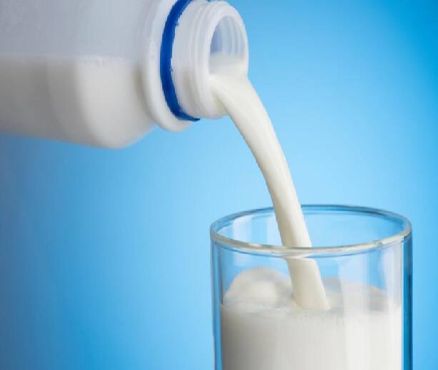 how to identify  impure  milk  follow these tips રાજકોટમાં ઝડપાયું નકલી દૂધ, આપને ઘરે કેવું  MILK  આવે છે? ભેળશેળની આ રીતે કરો ચકાસણી