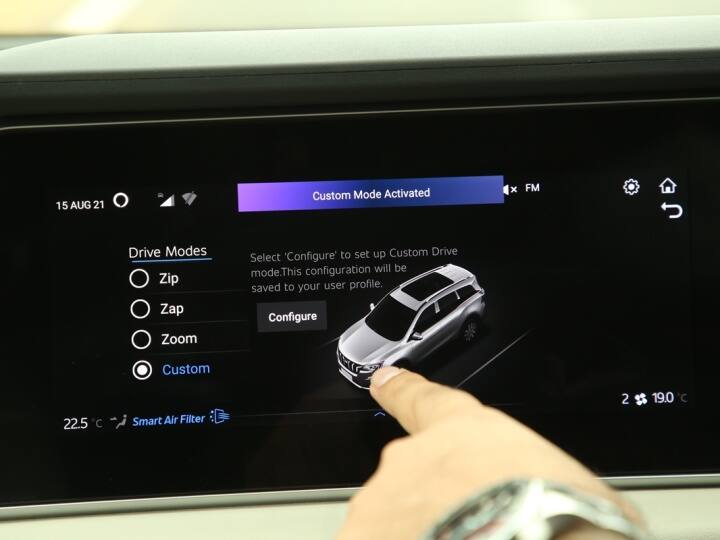 इंफोटेनमेंट डिस्प्ले टचस्क्रीन है. इसमें अमेजन का अलेक्सा फीचर भी मौजूद है. जिसके जरिये आप वॉइस कमांड भी दे सकते हैं. इसमें 60+ फीचर्स के साथ साथ ई-सिम बेस्ड इन्टरनेट कनेक्टिविटी भी दी गई है. एक्सयूवी700 में सोनी साउंड सिस्टम दिया गया है.