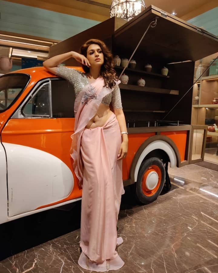 Shraddha Das Pics: చీరకట్టులో శ్రద్ధా దాస్.. ఎంత శ్రద్ధగా అందాలు ఆరబోస్తుందో చూడండి