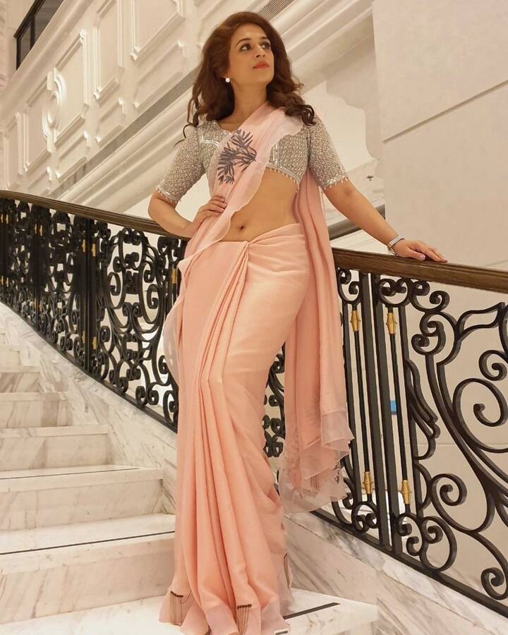 Shraddha Das Pics: చీరకట్టులో శ్రద్ధా దాస్.. ఎంత శ్రద్ధగా అందాలు ఆరబోస్తుందో చూడండి