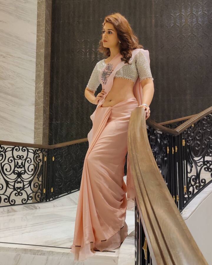 Shraddha Das Pics: చీరకట్టులో శ్రద్ధా దాస్.. ఎంత శ్రద్ధగా అందాలు ఆరబోస్తుందో చూడండి