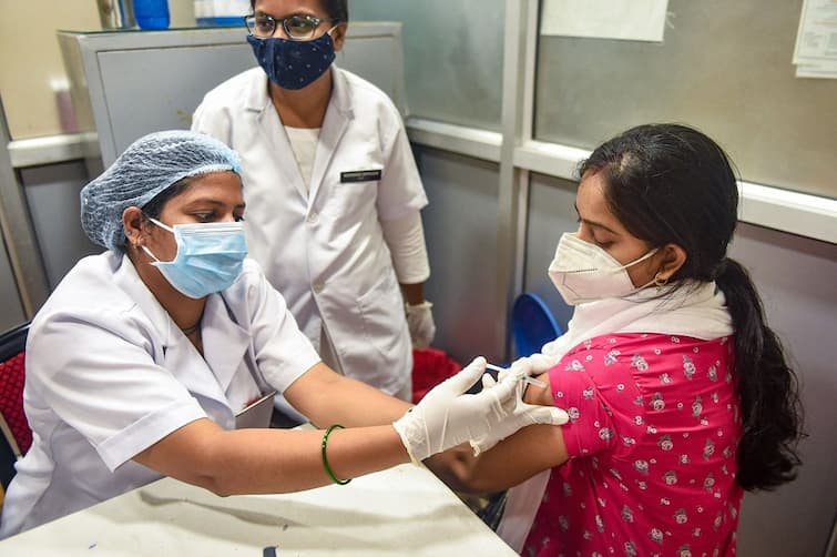 Maharashtra made a new vaccination record with 12 lakh doses on Suptember 4 Corona Vaccination : महाराष्ट्रात लसीकरणाचा विक्रम! एकाच दिवशी 12 लाखांहून अधिक नागरिकांना डोस